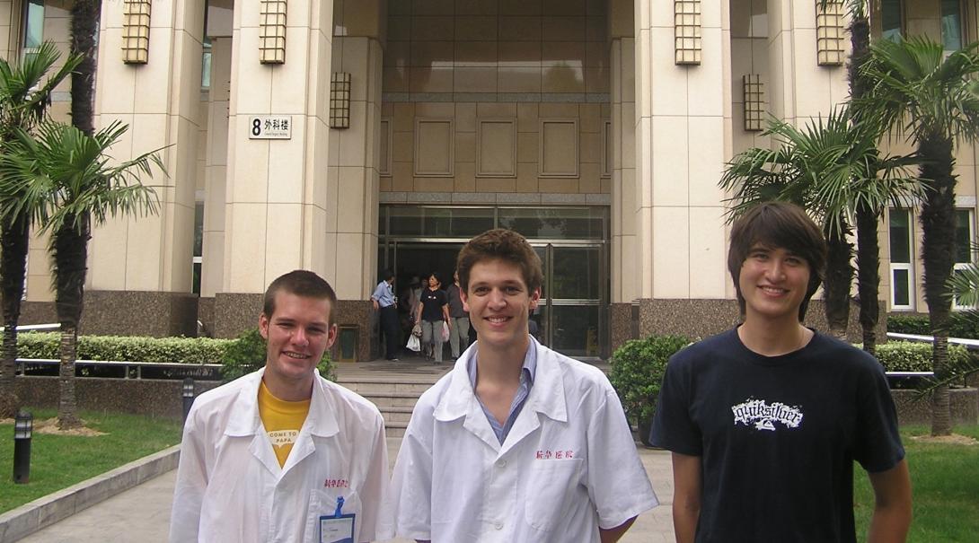 Projects Abroad medical interns pose for a photo outside a local hospital in China during their Medicine internship. A group of Medicine interns pose outside the entrance of a hospital during their medical placements in China.
